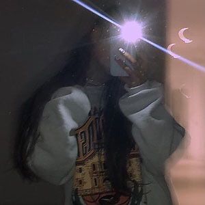 Ariana Grande Mirror Selfie