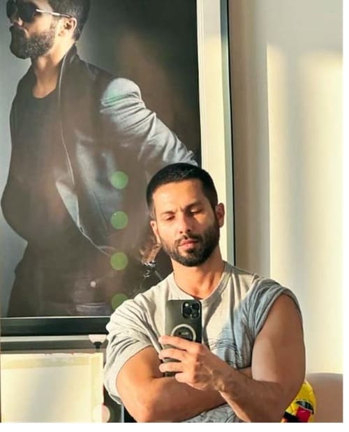 Shahid Kapoor Mirror Selfie